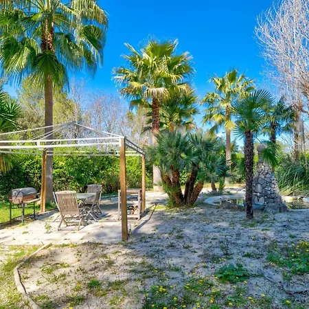 Tatil Evi Bright House With Garden And Private Pool